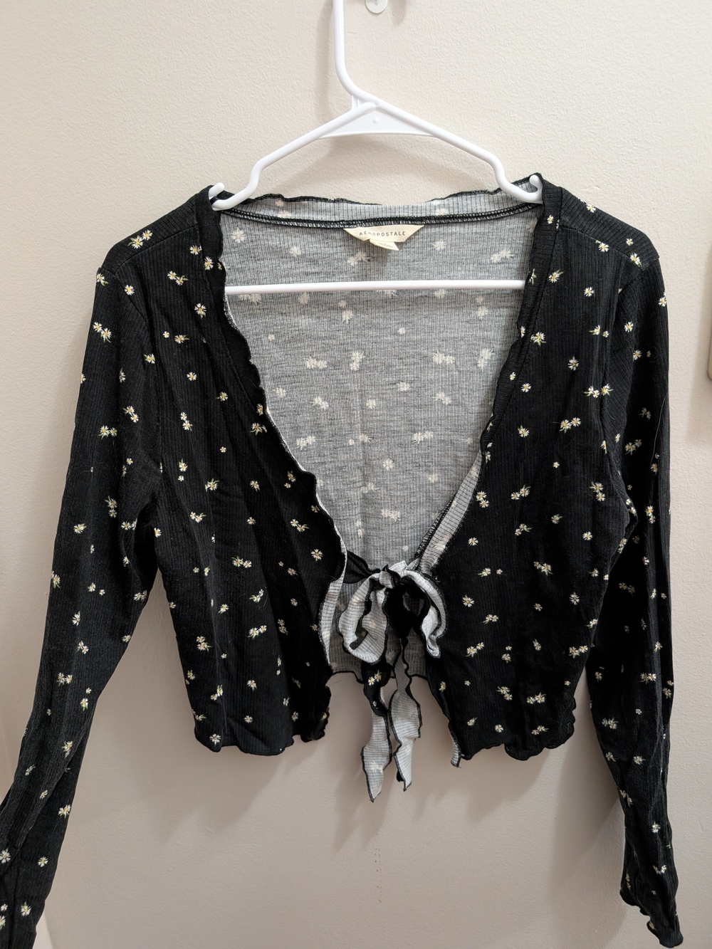 Aeropostale Floral Cropped Cardigan in Black & White Size Large